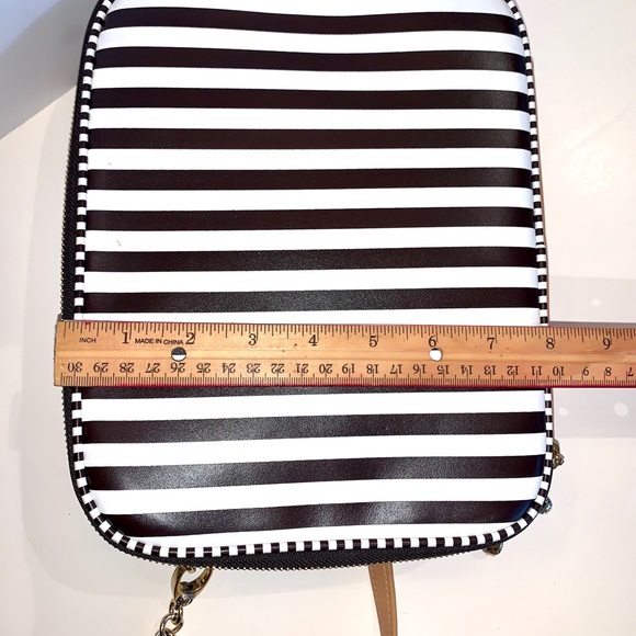 Crossbody purse with iPad case - Picture 9 of 10